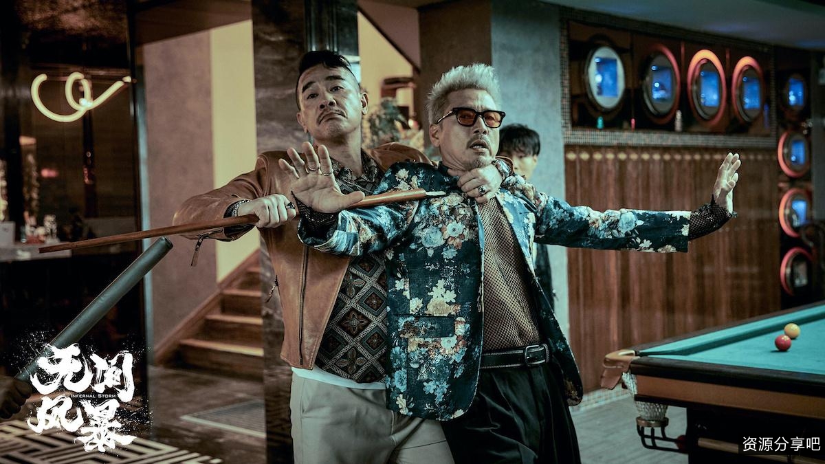 《陈小春重装出击，缉拿毒贩瓦解黑暗势力，重装战警勇敢出击》