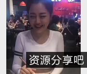 饭馆餐桌上的趣味行为合集：令人惊叹的视频作品，收藏价值极高！