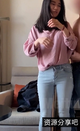 护士妻子穿性感衣着，大佬PUA搭讪，棒子比老公大，百度盘搬运！