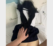 《精选JK妹子：双马尾、后推车的性感妹子，给你不一样的视觉体验》