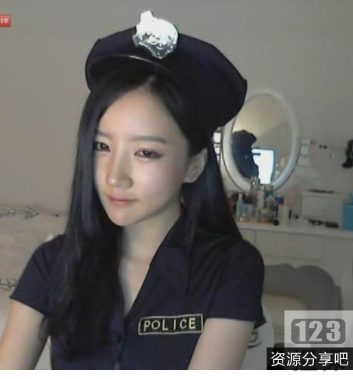 《抖音网红{{网红名字}}的如懿之旅：美丽与心灵的双重绽放》