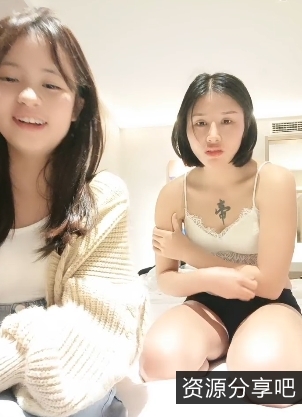 斗鱼超人气稀缺豪放姐妹花齐上阵，1V-990M实录！网红{{网红名字}}推荐的{{关键词20}}女神{{杜撰一个姓名}}精彩表演，性感又漂亮，极具诱惑力！