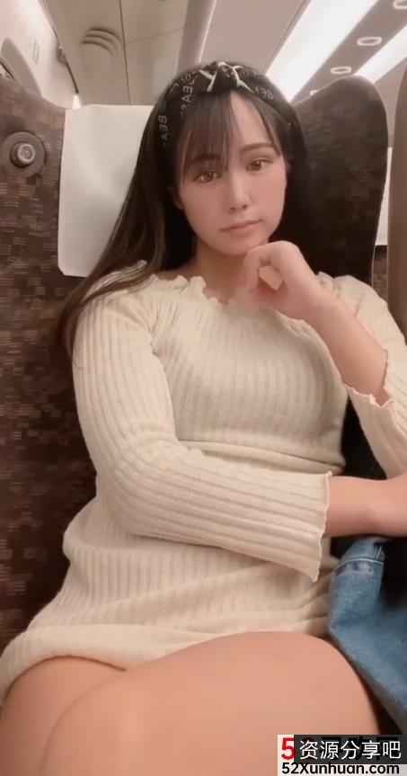《高铁上的网红小姐姐：艺高人胆大，高颜值身材，活力四释放表演》