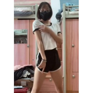 聪明漂亮的舞蹈系学生空白：精彩的舞蹈，温柔的声音，让人心动！