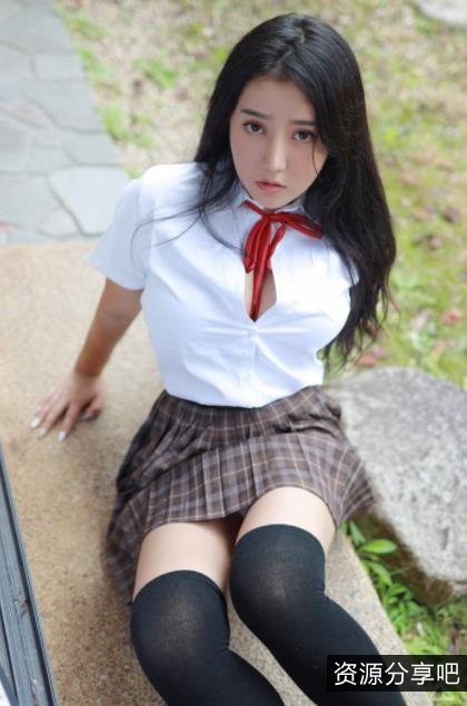 软学姐与久妖大神的合作：胸前软肉女神米莉般的精致面庞和抹胸裙性感曲线