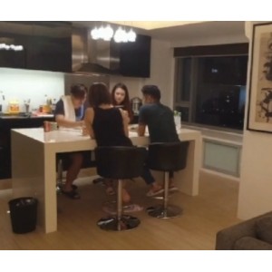 热闹婚礼：新郎伴娘给力打粑粑，给力鼓掌！