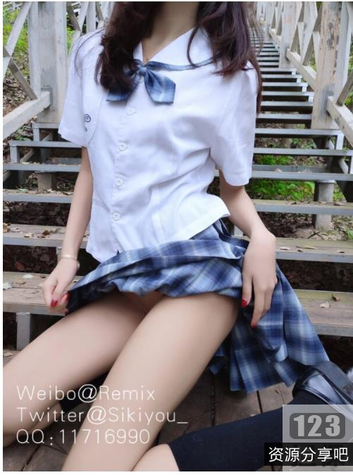 美少女COS林中小狐仙：户外展示性感大尾巴JK小短裙鲜红色