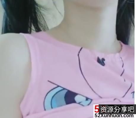 白雪的居家自拍小合集：萌妹的精致生活，梦幻穿搭与美食烹饪