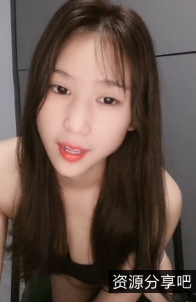 爱笑的小美女陈寻，活泼可爱的样子令人眼前一亮！