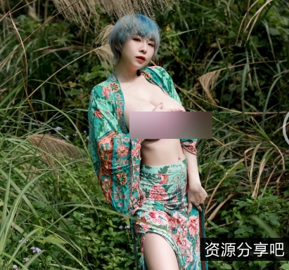 《绝美花神：网红黎菲儿穿着性感衣服漫步沙滩，走在花园里绚丽的花朵，让人心旷神怡》