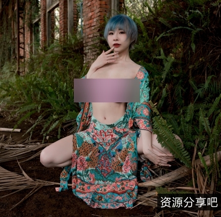 《绝美花神：网红黎菲儿穿着性感衣服漫步沙滩，走在花园里绚丽的花朵，让人心旷神怡》