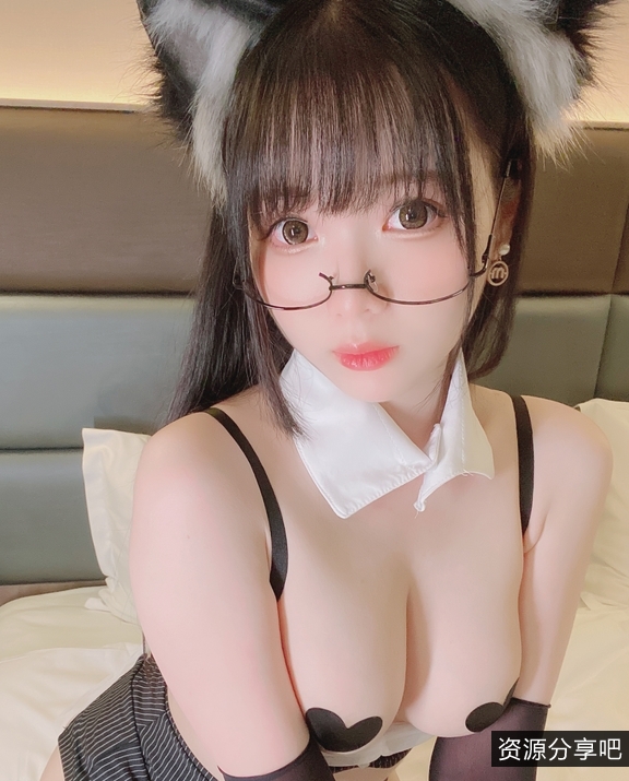 网红霜月shimo在Fantia23.02月的订阅合集：火热的烈焰，温柔的花儿，若梦的魅力无可比拟。