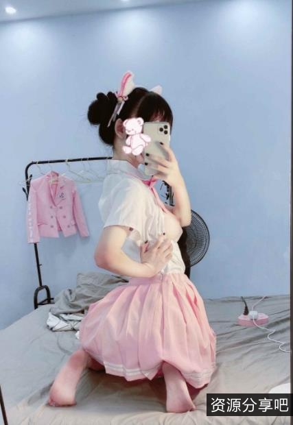 芊芊qianfff精品合集宅男死忠粉的封号女神，新晋超级人气，精致年轻身躯，粉嫩甜美光“阴”馒头鲍，4V-308MB私拍有尺度精品合集。