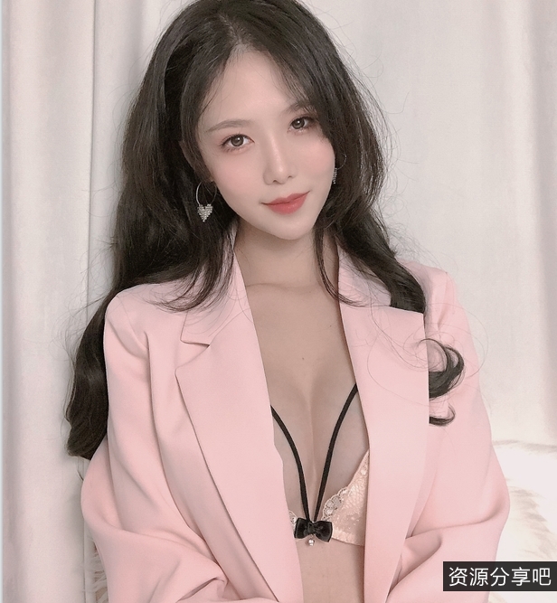 抖娘利世粉色西装