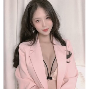 抖娘利世粉色西装