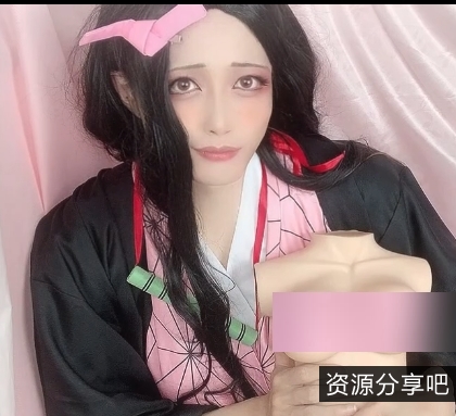 日本伪娘CoserMomo的OnlyFans睡衣布偶猫咪玩具黑色衬衫墨镜男人