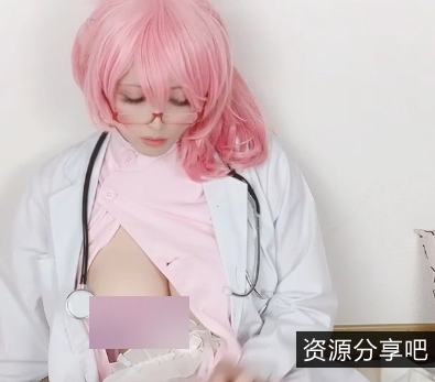 日本伪娘CoserMomo的OnlyFans睡衣布偶猫咪玩具黑色衬衫墨镜男人