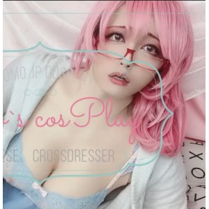 日本伪娘CoserMomo的OnlyFans睡衣布偶猫咪玩具黑色衬衫墨镜男人