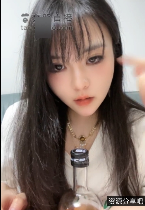 迷人女王初瑞雪足系列恋足视频集，时长40分钟