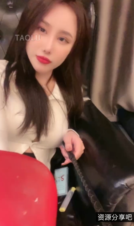 迷人女王初瑞雪足系列恋足视频集，时长40分钟