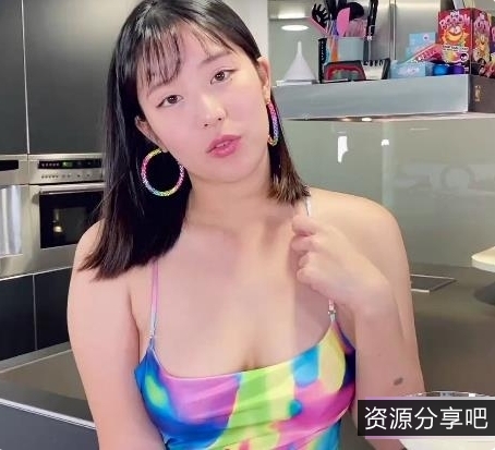 留学生欧祖儿穿高跟鞋长裙在厨房与男同学激烈对决