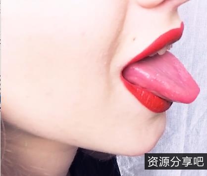 烈焰红唇诱惑，超清拍摄15分钟视频，用嘴涂口红棍子，下载观看