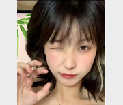 00后清纯女大学生李雪莹宿舍自拍展示，颜值超竿娆狐媚调皮，闺蜜曝光，视频数量惊人