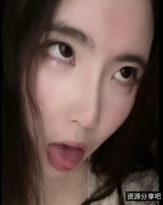 草莓老师：神似小刘亦菲，自拍不露脸/露脸666福利