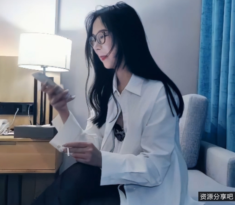 窥探到不同风格眼镜妹的魅力，感受她的知性与魅力并存。让我们一起珍惜这些高清无水印的视频，保护网络环境，共同营造一个绿色直播的网络世界。眼镜妹高清无水印视频，3V，19.3G，百度盘，PDF，zip。