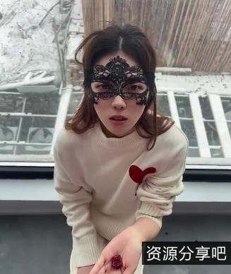 白领美女孙M瑶自拍视频合集：包Y吞金，笑容气质尽显，27个视频总大小1.3G