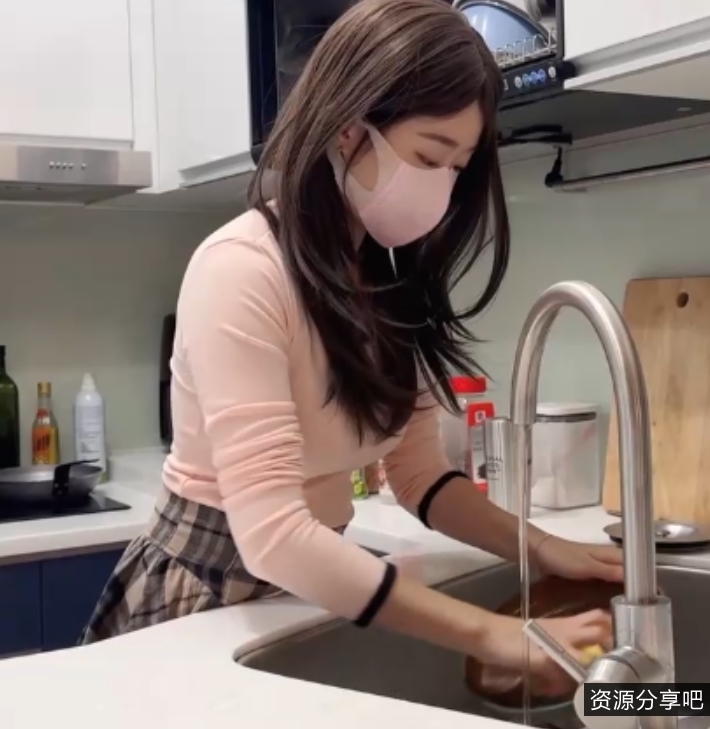 Ellie：瑜伽教练，激励学生，视频精彩适中