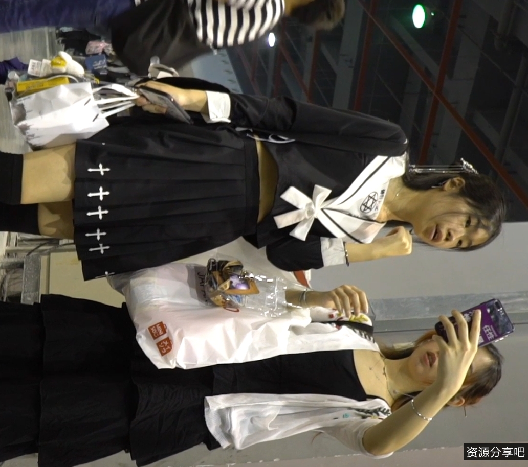 你对服装jk小合集有兴趣的话，不妨下载来观看一下。视频数量多达25个，总大小为2.8G，绝对能满足你的观影需求。这个视频集合是通过转载搬运而来的，原作者的网盘已满，所以只能通过这种方式分享给大家。在这个视频集合中，你将会看到一个名叫樱之舞的网友分享的一些精彩视频。这些视频经过排雷处理，优点是原版，只有某房水印，没有二道贩子水印。为了防止失效，樱之舞还提供了妙传，系列名称也都被截图了。其中有一个视频