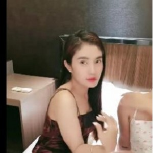 酒店多人直播完整版超火合集6V4.3G，四位女主自拍