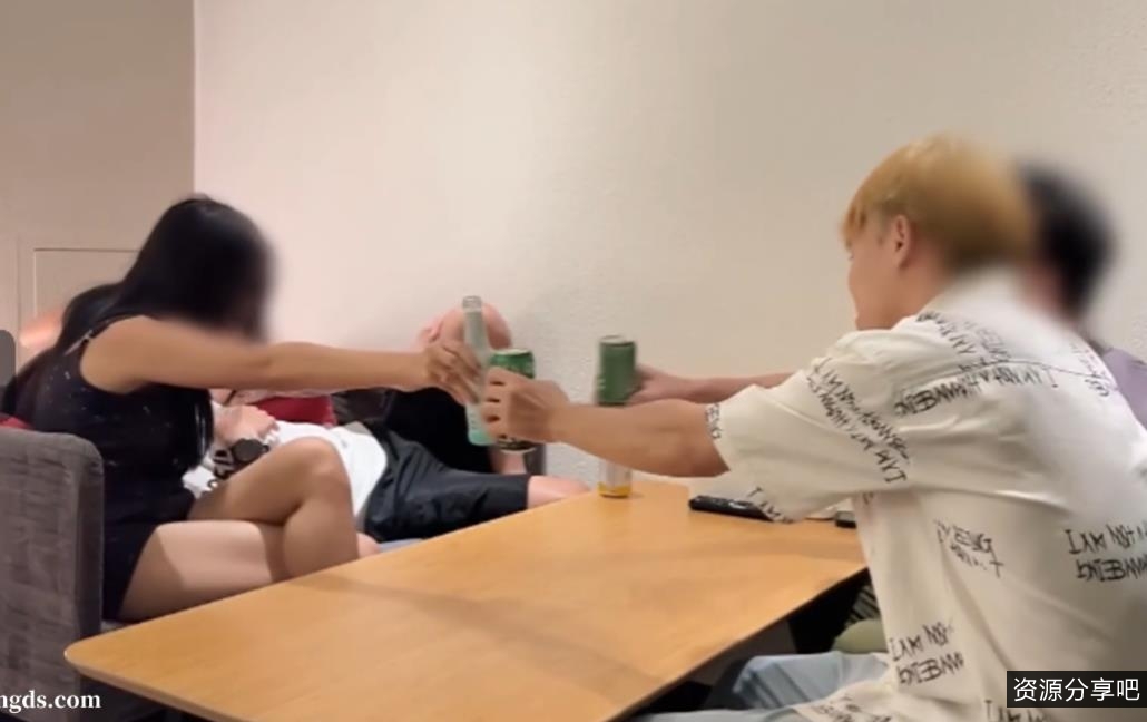 onlyfans顶级妻子noonita多人狂欢3V2.99G太顶了