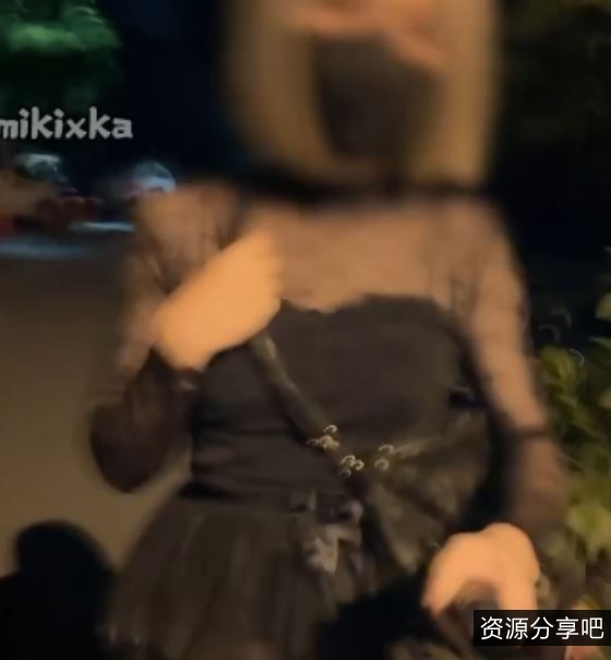 mikixka伪娘户外展示1部400Mmiki害羞天花板